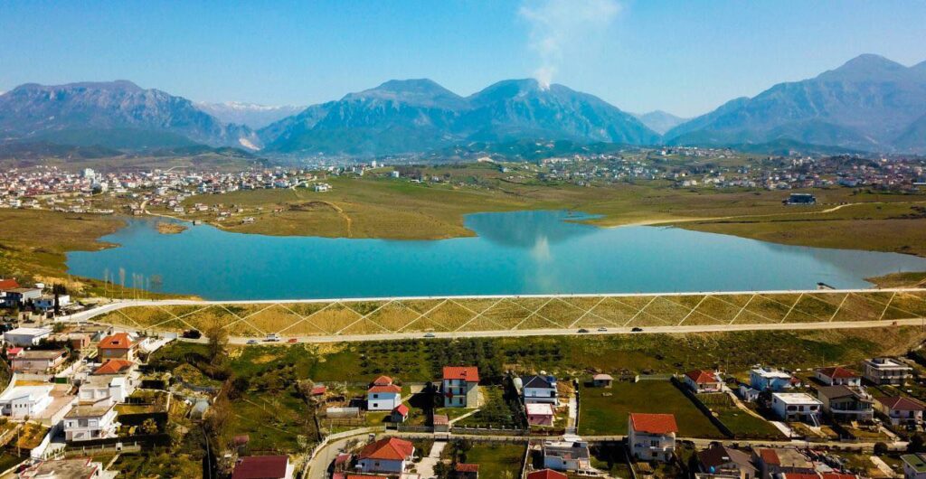 Parku i Liqenit të Paskuqanit, një tjetër atraksion turistik i qarkut të Tiranës