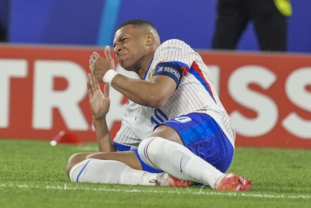 Ylli i skuadrës Mbappe shmang operacionin sërish në fushë