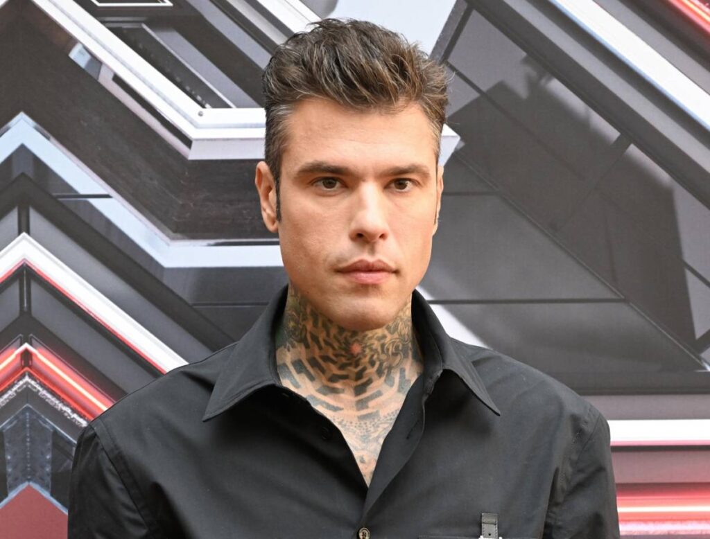 Fedez fotografohet duke u puthur me një vajzë misterioze