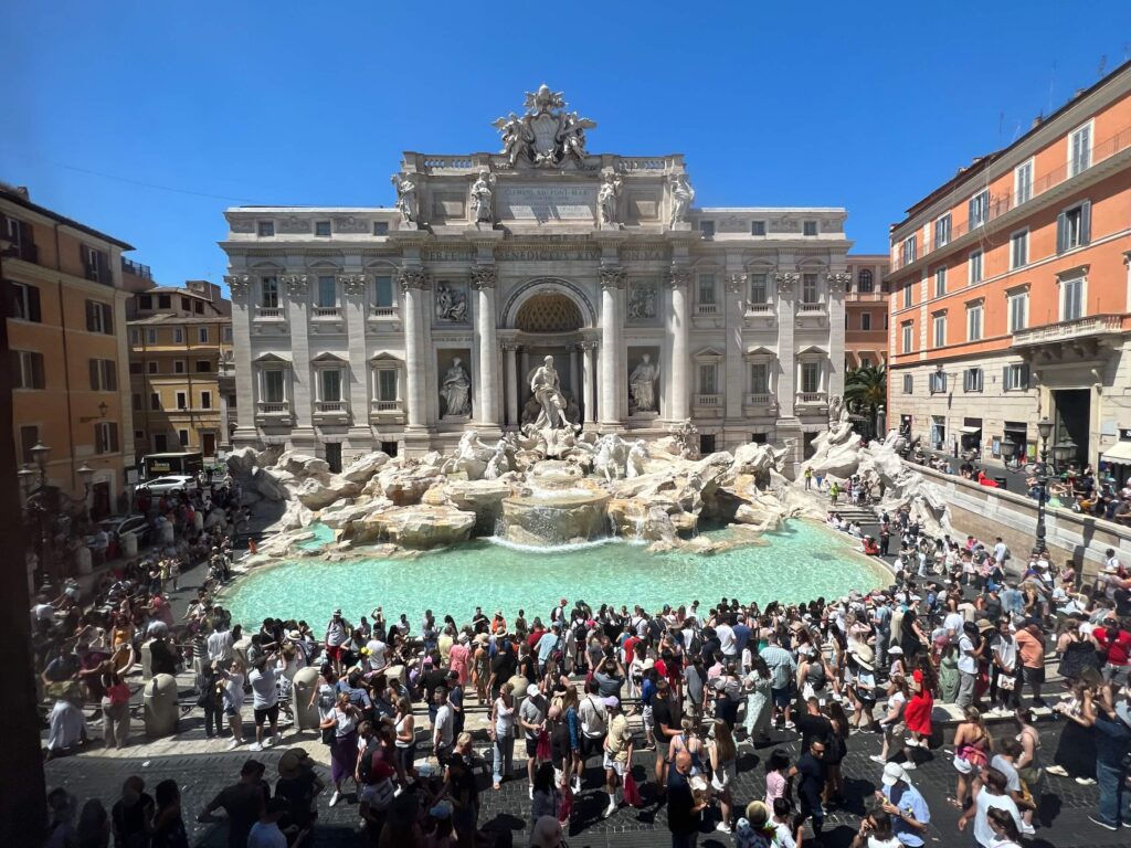 Dy euro për 30 minuta: mund t’ju duhet një biletë për të vizituar “Fontana di Trevi”