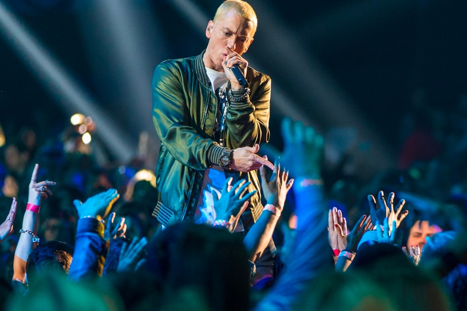 Eminem ndryshon tekstin e këngës “Without Me” pas humbjes së nënës